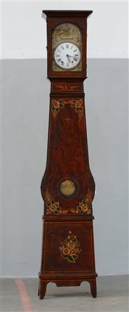 Pendola a torre Morbier con cassa in legno dolce decorata a motivi floreali