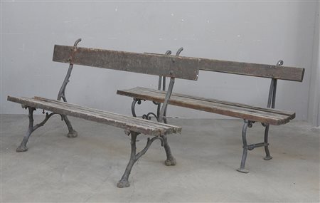 Lotto di due panchine con struttura in ghisa, sedute e spalliere a travi in...