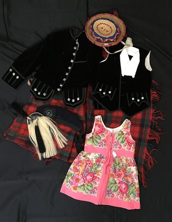 Lotto composto da un kilt, una fascia, un paio di calze in lana scozzese...