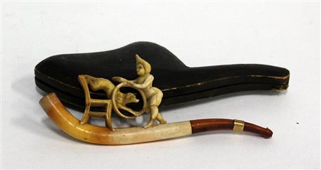 Pipa in schiuma scolpita a figura da circo con cane, bocchino in ambra (cm...