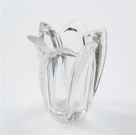 Manifattura francese.Vaso in cristallo costolato a sei lobi. Marcato...