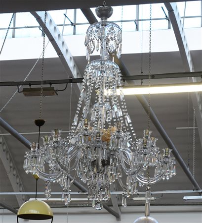 Grande lampadario a venti braccia in vetro trasparente decorato con perline e...