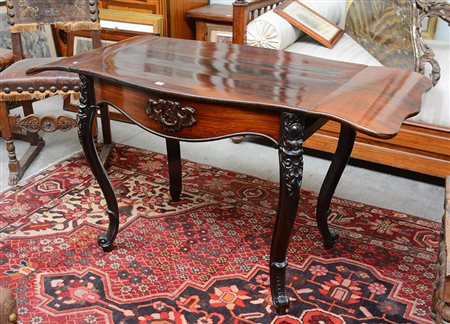 Tavolino ad alette di forma mossa in palissandro con cassetto nella fascia...