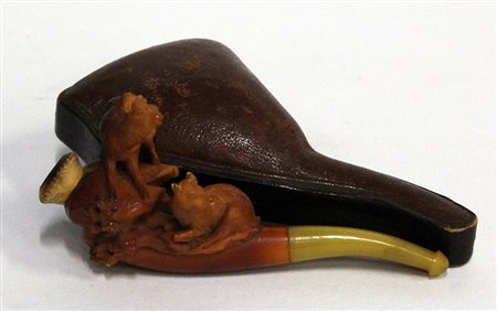 Pipa in schiuma scolpita a camosci, bocchino in ambra (cm 13) Secolo XIX. In...