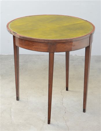 Tavolo da gioco a mezzaluna in noce con gambe rastremate. Secolo XIX (cm...