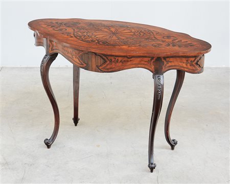 Tavolino da centro di forma sagomata lastronato in noce e riccamente...