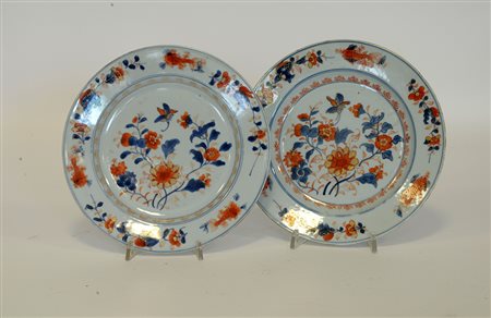 Coppia di piatti Imari a decoro floreale (difetti)Cina, sec. XVIII (d. 23...