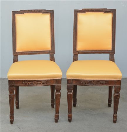 Coppia di sedie in noce con schienale diritto. Gambe tornite e scanalate,...