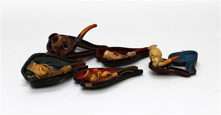 Lotto composto da cinque pipe in schiuma scolpita, secolo XIX. In custodie...