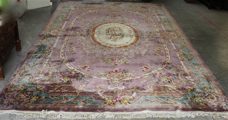 Grande tappeto Cina fondo vinaccia decorato a motivi floreali policromi,...