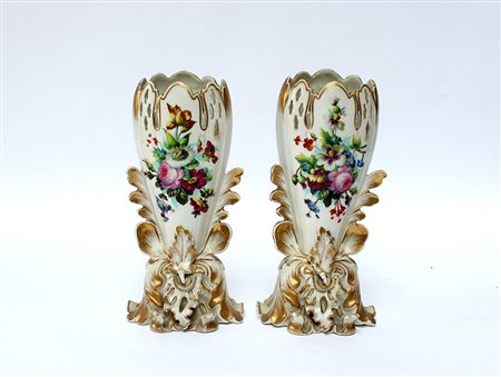 Manifattura francese del secolo XIX, coppia di vasetti portafiori in...