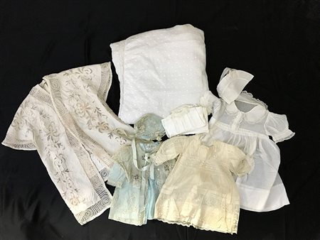 Lotto composto da un copriletto singolo in cotone plumetié bianco, un gilet...