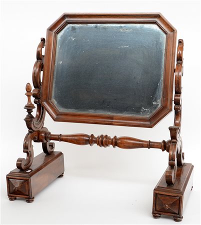 Psiche da tavolo in noce intagliato di forma mossa con specchio basculante,...