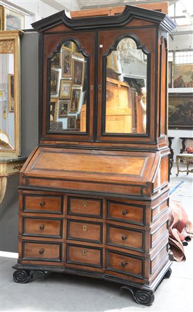 Trumeau in noce con profili ebanizzati, parte superiore di forma...