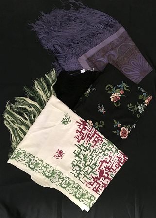 Lotto composto da tre scialli, uno in lana color lavanda stampato con motivo...
