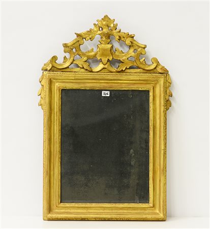 Specchierina rettangolare in legno dorato con cimasa intagliata e traforata...