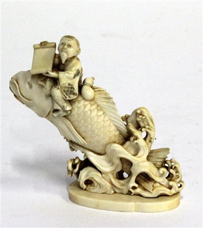 Saggio su carpa in avorio (h. cm 10,5)Giappone, inizio sec. XX