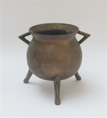 Braciere in bronzo biansato con tre sostegni terminanti a piede ferino (cm...