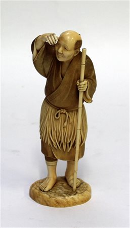 Okimono in avorio raffigurante viandante con bastone (h. cm 20)Giappone,...