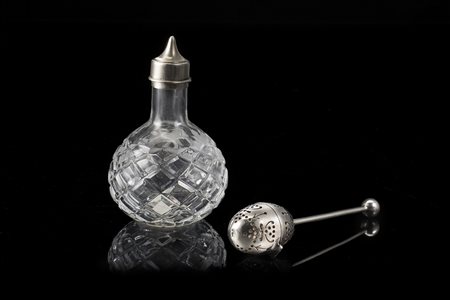 Lotto composto da un filtro da tè e uno spargi essenze in vetro e metallo...