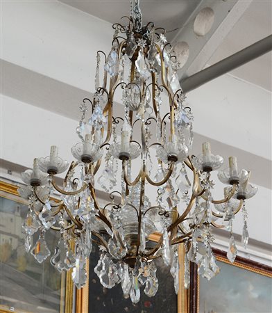 Lampadario a diciassette luci in bronzo con coppe e pendenti in cristallo (h....