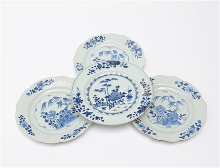 Tre piatti lobati ed un piatto liscio in porcellana bianca e blu con decoro...