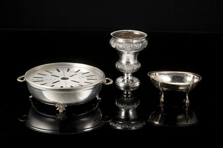 Lotto composto da uno scaldavivande, un vasetto ed un'alzatina in metallo...