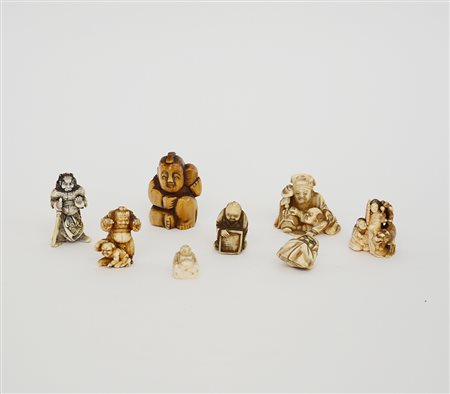Gruppo di 8 netsuke di diversi materiali e misure. Giappone, sec. XX-EN.