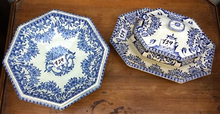 Lotto composto da una salsiera ed un'alzata in maiolica con decoro monocromo...