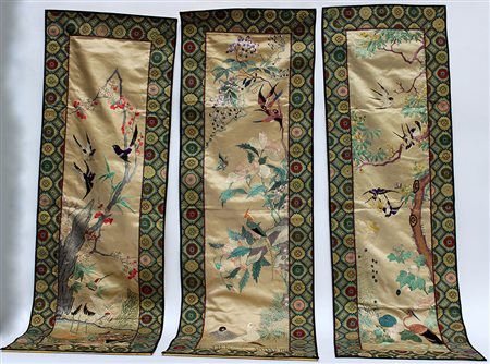 Tre ricami in seta policromi raffiguranti fiori ed uccelliCina, inizio sec. XX