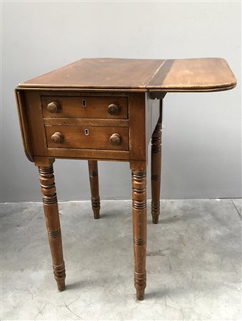 Comodino ad alette con due cassettini sottopiano e due finti cassettini al...