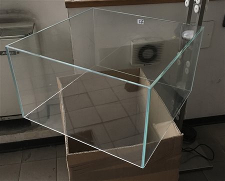 Tavolo basso in cristallo molato. Produzione recente. (cm 120x35x120) (difetti)