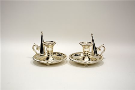 Coppia di bugie con spegnimoccolo in metallo argentato con decoro a scanalatura