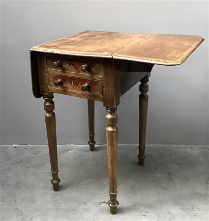 Comodino ad alette con due cassettini sottopiano e due finti cassettini al...