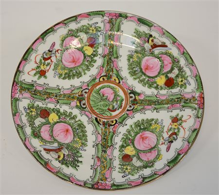 Piatto tondo in porcellana decorato in poliocromia a fiori e farfalle. Cina...