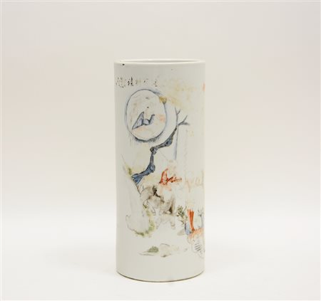 Vaso cilindrico in porcellana policroma con figure e calligrafia (difetti...