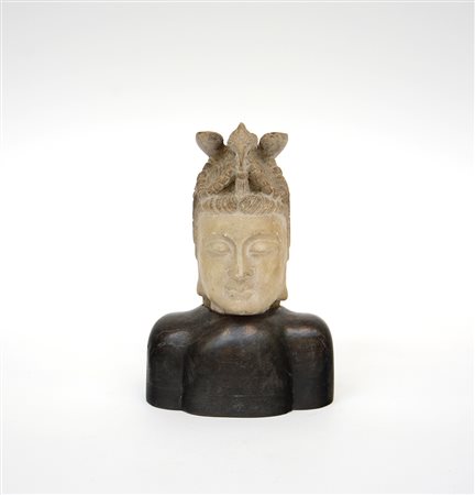 Testa di Guanyin in marmo con acconciatura elaborata, base in legno. Cina,...