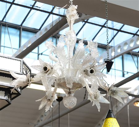 Manifattura di Murano. Lampadario a sei luci in vetro trasparente, decorato a...