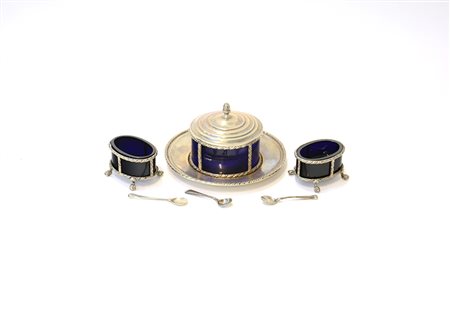 Lotto composto da una formaggera con piattino e due salierine in stile San...