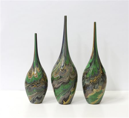 Manifattura di Murano.Gruppo di tre bottiglie in vetro soffiato a macchie...