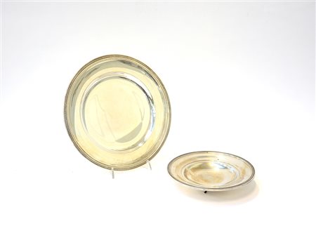 Lotto composto da un sottopiatto da portata e un’alzatina in argento con...