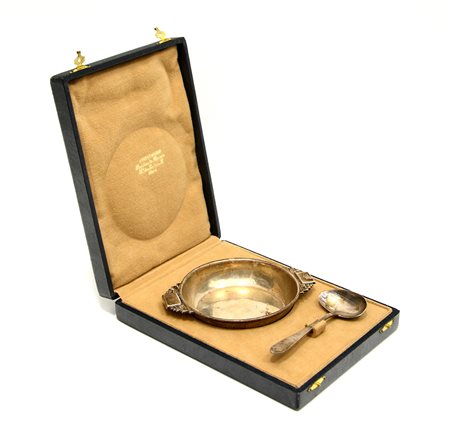 Servizio da bambino in argento composto da piattino e cucchiaino, in custodia...