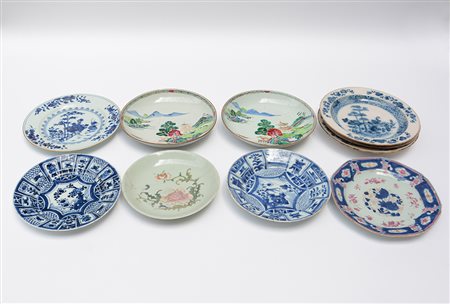 Dieci piatti in porcellana decorata, varie misure (difetti e restauri)(d. max...