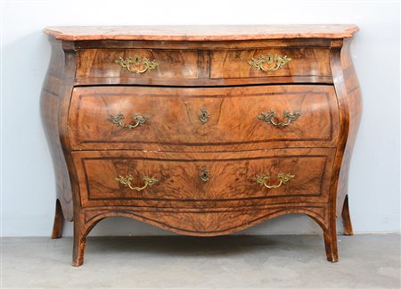 Comò con fronte e fianchi mossi a quattro cassetti. Piano in marmo (cm...