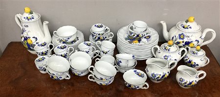 Manifattura inglese, servizio da the e caffè in ceramica policroma composto...