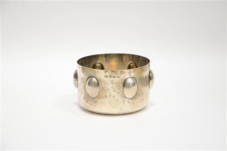 Ciotola in argento martellato, decorata a bugnature. Punzoni (gr 200) (lievi...