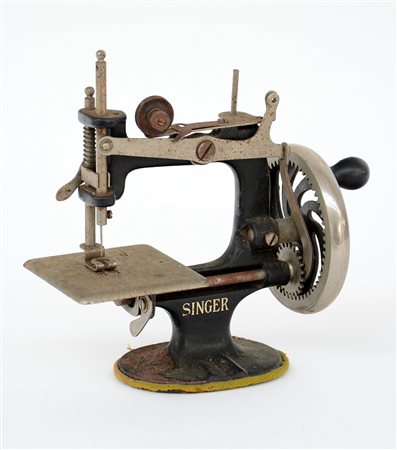 Piccola macchina per cucire marcata Singer (h cm 16) (difetti)