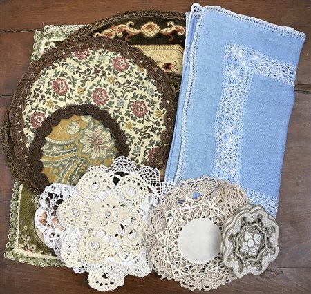 Lotto composto da vari centrini e pizzi di diversi materiali e misure (difetti)