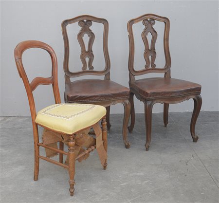 Lotto composto da tre sedie con schienali sagomati e traforati (difetti)