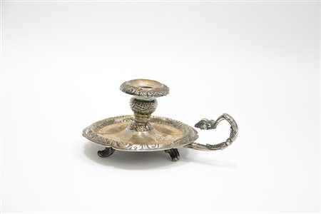 Bugia in argento decorata in rilievo a volute e motivi floreali, manico a...